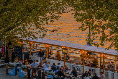 日暮黄昏中的双层巴士
和泰晤士河畔的漫游
摄影@VioletaIce
#创作力计划# ｜#大片进行时# ​