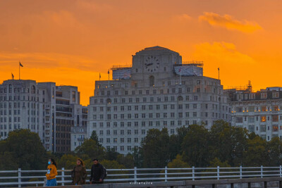 日暮黄昏中的双层巴士
和泰晤士河畔的漫游
摄影@VioletaIce
#创作力计划# ｜#大片进行时# ​