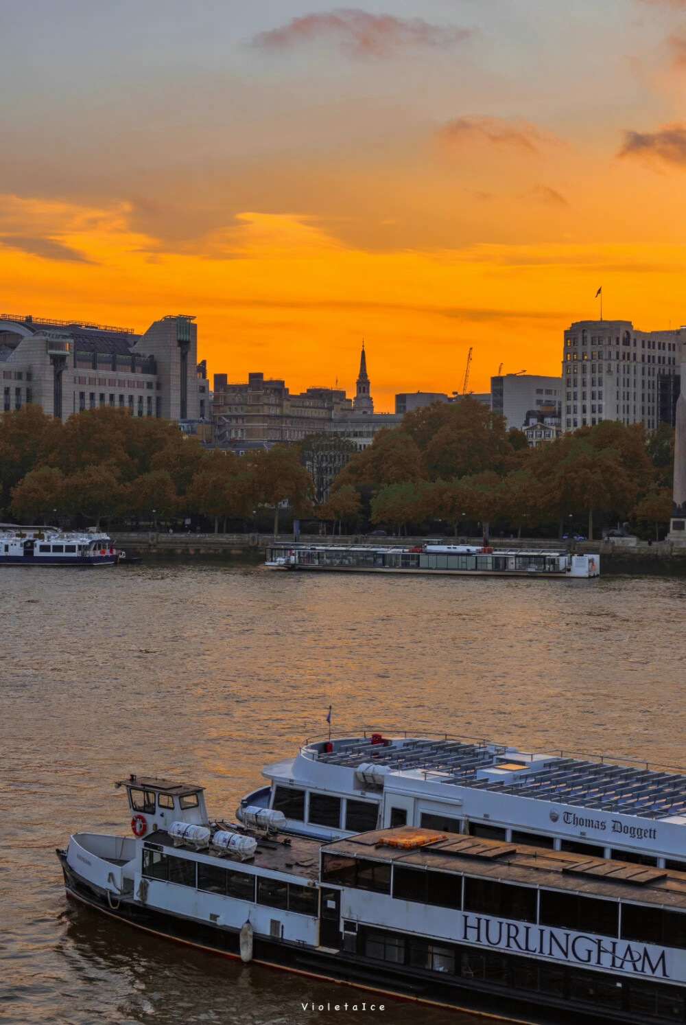 日暮黄昏中的双层巴士
和泰晤士河畔的漫游
摄影@VioletaIce
#创作力计划# ｜#大片进行时# ​