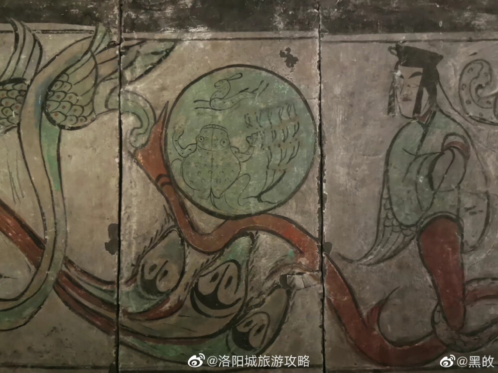 #洛阳# 【洛阳古代艺术博物馆，磁涧西汉墓壁画天界图】该墓于世纪之交发现于新安县里河村，由壁画砖的形制和壁画内容形象推断，该墓年代应为西汉，虽然曾被盗掘破坏，只剩下一半图像，但依然可以看到汉代壁画极其飘逸灵动，流畅酣快的画风
根据遗存信息，可以看到人身蛇尾形象的女娲，蟾蜍玉兔代表的月亮，还有极似四象图的腾龙玉，雀鸟和翼虎等神兽形象
图七•玉兔蟾蜍代表的月亮
图八•英气逼人的女娲形象
（来源@黑敀 ）