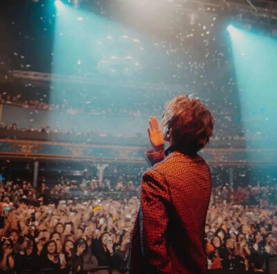 你在舞台，我在人海