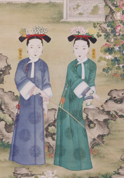 玟贵妃春贵人錱常在行乐图轴，清宫廷画家绘，纸本，设色，纵169cm，横90cm。故宫博物院藏。 此图描绘咸丰帝的玟贵妃与春贵人、錱（zhēn）常在花园中钓鱼赏花的情景，钤“咸丰御览之宝“。对研究晚清嫔妃的宫廷娱乐…