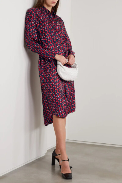 Lanvin 的装饰艺术风 “JL” 标志诞生于 1970 年代，出自彼时的首席设计师 Jules-François Crahay 之手，如今创意总监 Bruno Sialelli 为这一经典纹饰带来新潮演绎，将其巧妙融入 2022 早春度假系列，这款衬衫式连衣…