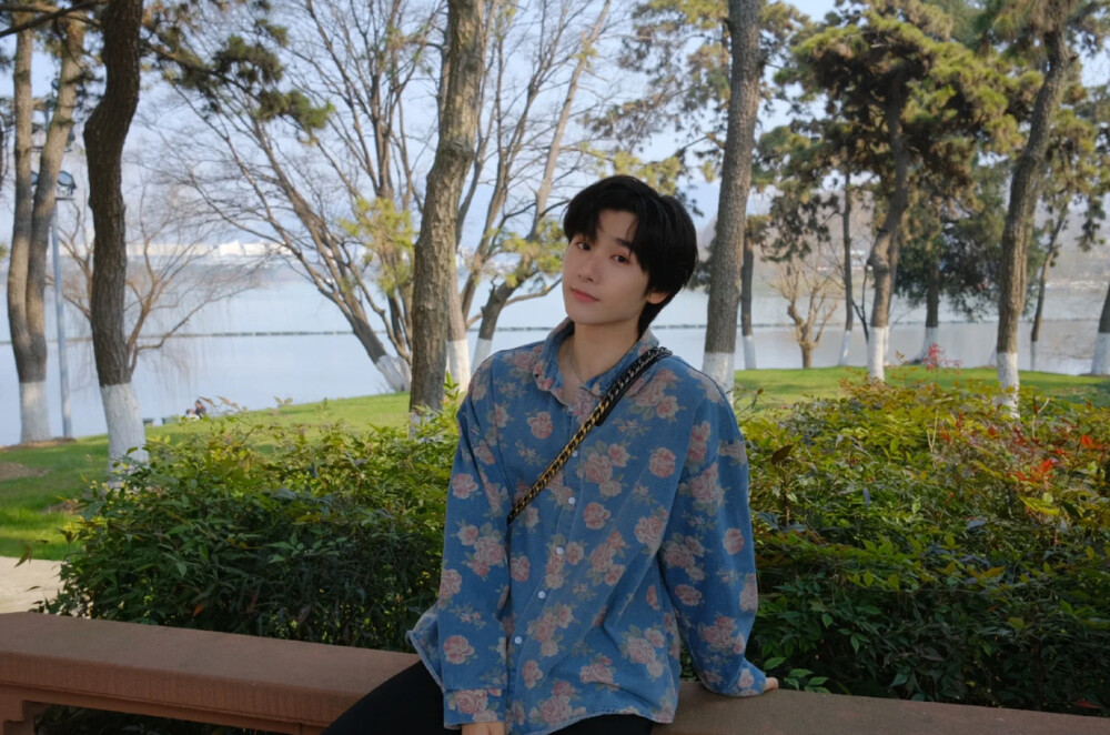 INTO1 高卿尘
“有一种浪漫的爱 是浪费时间”