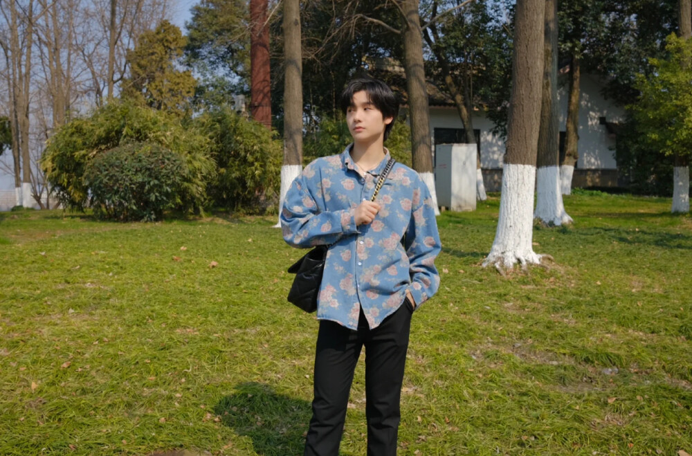 INTO1 高卿尘
“有一种浪漫的爱 是浪费时间”