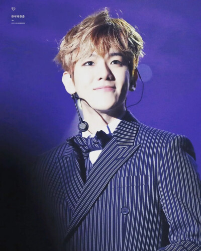 边伯贤/伯贤+看着你微笑，有一道光芒，打在我身上，像一种魔法，是你无心布下的爱情圈套