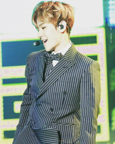 边伯贤/伯贤+看着你微笑，有一道光芒，打在我身上，像一种魔法，是你无心布下的爱情圈套