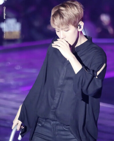 边伯贤/伯贤+看着你微笑，有一道光芒，打在我身上，像一种魔法，是你无心布下的爱情圈套