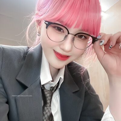 ▸
一个很杂的美女自拍合集(⸝ᵕᴗᵕ⸝⸝)♡ 