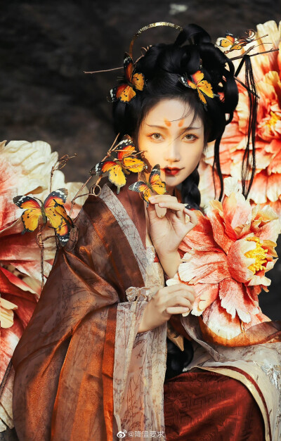 枯叶蝶｜ 那妖平日里，都是什么样？
〃妖最爱扮成美丽女子〃
出境：@降温要求
摄影/妆造：@向玉琴_
#汉服摄影##古风##长沙约拍#