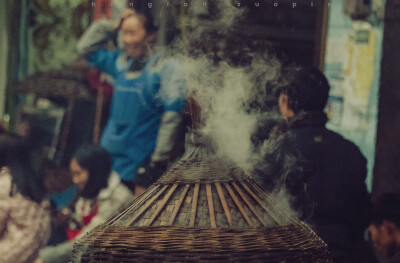 农家门口的蒸笼直冒水汽，乡村一家人团坐在一起，看蒸笼升腾的时候，是充满烟火的百姓人间。
拍摄于贵州省黔西南州望谟县边绕镇坎边村。