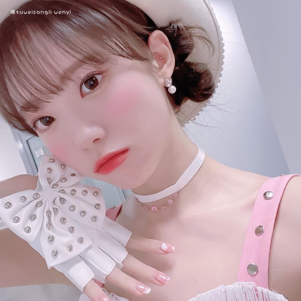  ＃Luda李露朵＃
▪​甜心自拍九宫格*✲ﾟ