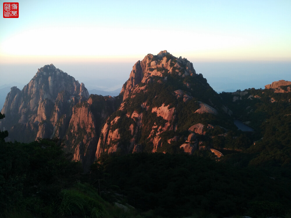 大美黄山 如此多娇
“岱宗夫如何？齐鲁青未了。造化钟神秀，阴阳割昏晓。汤胸生层云，决呲入归鸟。会当凌绝顶，一览众山小。”—诗圣杜甫这首赞美东岳泰山的千古经典诗篇《望岳》同样可以适用于赞美世界自然与文化双遗产的黄山。人言道“泰山归来不看岳，黄山归来不看山。”