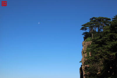 大美黄山 如此多娇
“岱宗夫如何？齐鲁青未了。造化钟神秀，阴阳割昏晓。汤胸生层云，决呲入归鸟。会当凌绝顶，一览众山小。”—诗圣杜甫这首赞美东岳泰山的千古经典诗篇《望岳》同样可以适用于赞美世界自然与文化…