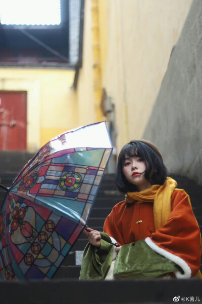 2022年的第一次汉服外景②
化妆：萌萌
摄影：萌萌
今天出片率好高，两位摄影师都很给力呀
羊毛披袄：@美色集
丝绒立领琵琶袖：@千裙雅集
织金马面：@后物堂
羊毛披肩：@茱萸CORNUS
cr@K菌儿