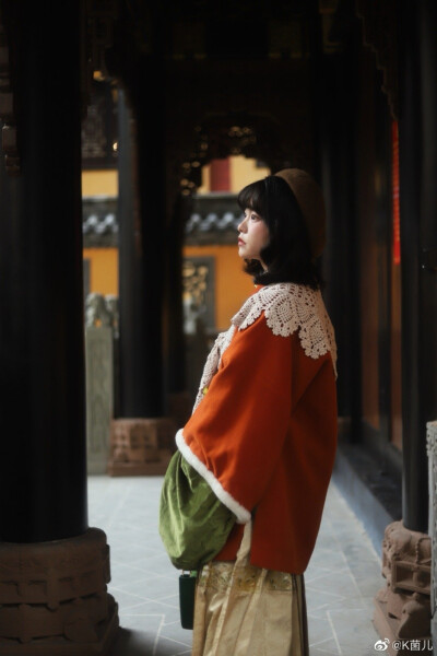 2022年的第一次汉服外景②
化妆：萌萌
摄影：萌萌
今天出片率好高，两位摄影师都很给力呀
羊毛披袄：@美色集
丝绒立领琵琶袖：@千裙雅集
织金马面：@后物堂
羊毛披肩：@茱萸CORNUS
cr@K菌儿