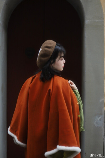 2022年的第一次汉服外景②
化妆：萌萌
摄影：萌萌
今天出片率好高，两位摄影师都很给力呀
羊毛披袄：@美色集
丝绒立领琵琶袖：@千裙雅集
织金马面：@后物堂
羊毛披肩：@茱萸CORNUS
cr@K菌儿