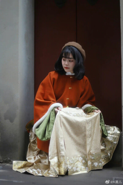 2022年的第一次汉服外景②
化妆：萌萌
摄影：萌萌
今天出片率好高，两位摄影师都很给力呀
羊毛披袄：@美色集
丝绒立领琵琶袖：@千裙雅集
织金马面：@后物堂
羊毛披肩：@茱萸CORNUS
cr@K菌儿