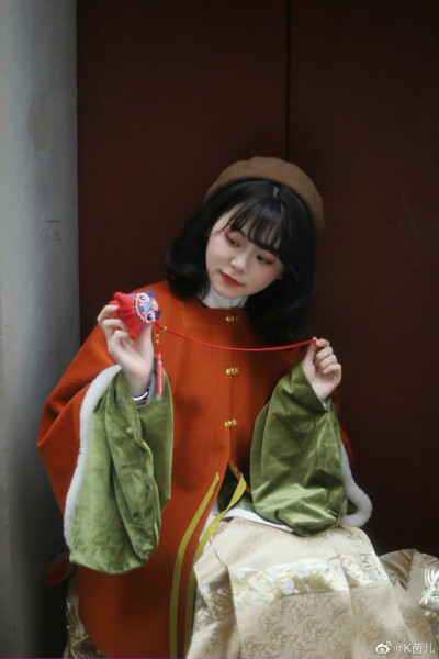 2022年的第一次汉服外景②
化妆：萌萌
摄影：萌萌
今天出片率好高，两位摄影师都很给力呀
羊毛披袄：@美色集
丝绒立领琵琶袖：@千裙雅集
织金马面：@后物堂
羊毛披肩：@茱萸CORNUS
cr@K菌儿