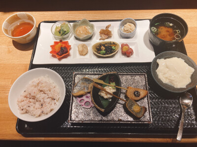 日本の京都の伝統的な食事です。こう見えて一人前です。
中国では臭豆腐が有名だそうですね。食べてみたいです！
日本京都的傳統飲食。看起來不錯:聽說臭豆腐在中國很有名。想嚐嚐♪