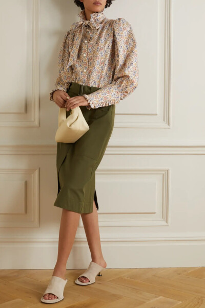 Anna Mason 这款浪漫的 “Collette” 女衫裁自柔软的纯棉斜纹布，版型宽松，高领和袖口缀有甜美褶饰，精致的花朵印花宛如手工绘就。何不将领口系带挽成优雅蝴蝶结，为造型再添一分柔情。