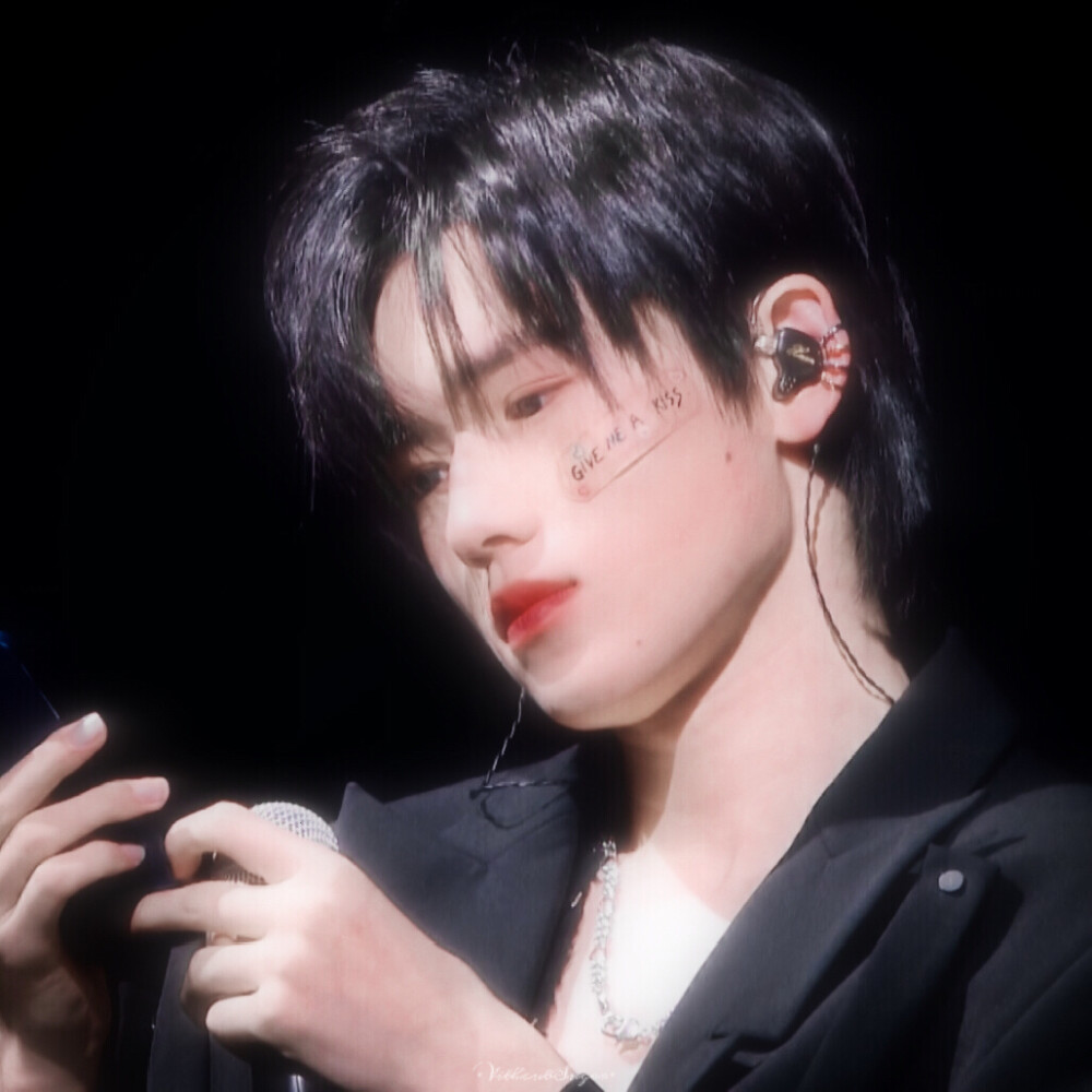 ▽宋亚轩
" 十八岁の小宋老师 "