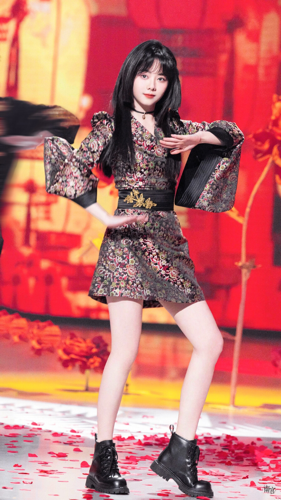 谭松韵 | 百变少女
cr@__南宫_
#谭松韵问李尖尖鹅脑袋颠两天合理吗# ​​​