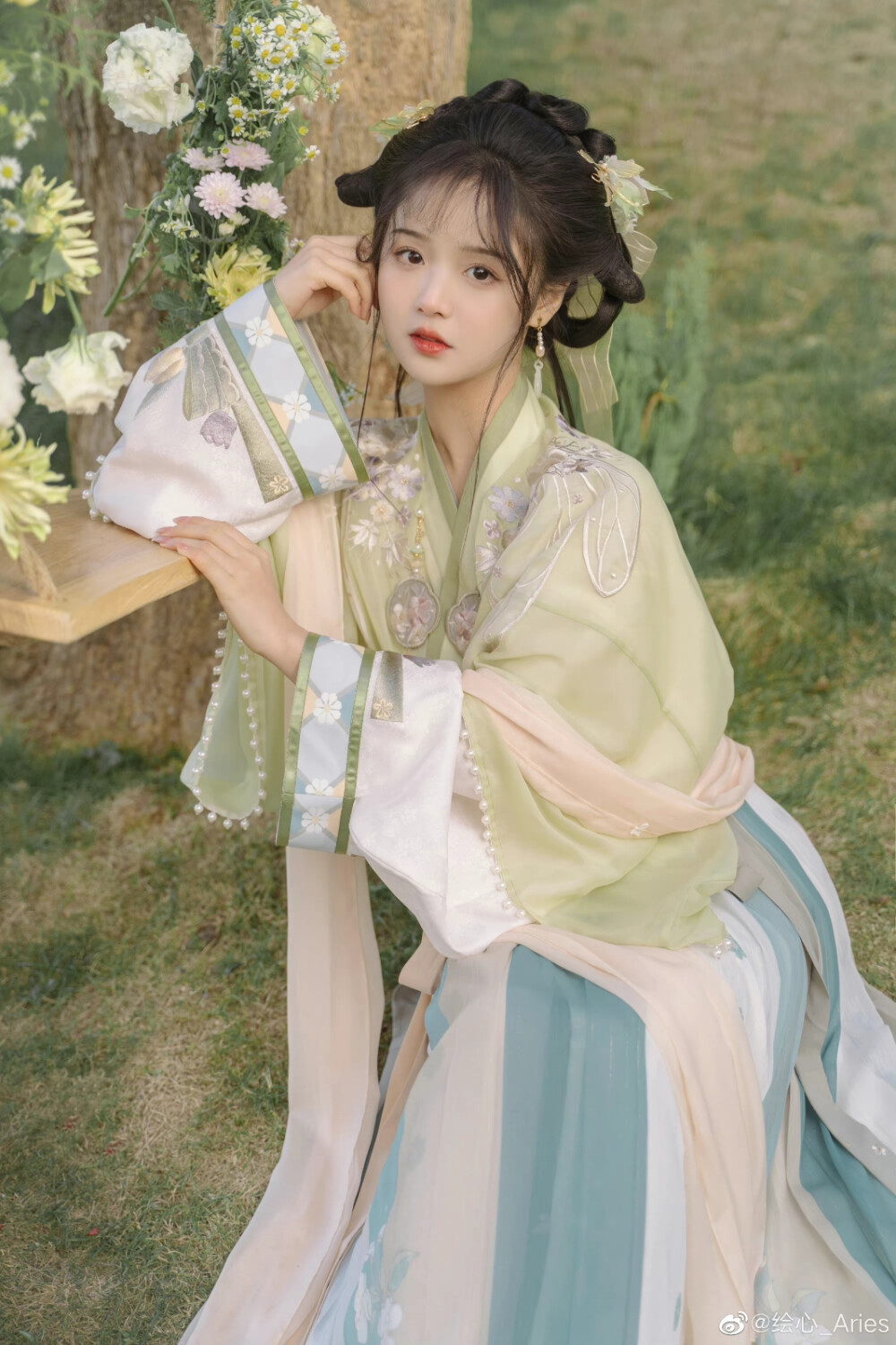 春风如约而至
出境：@至春禾
摄影：@绘心_Aries
衣 ：@远山乔汉服
#苏州约拍##汉服# ​