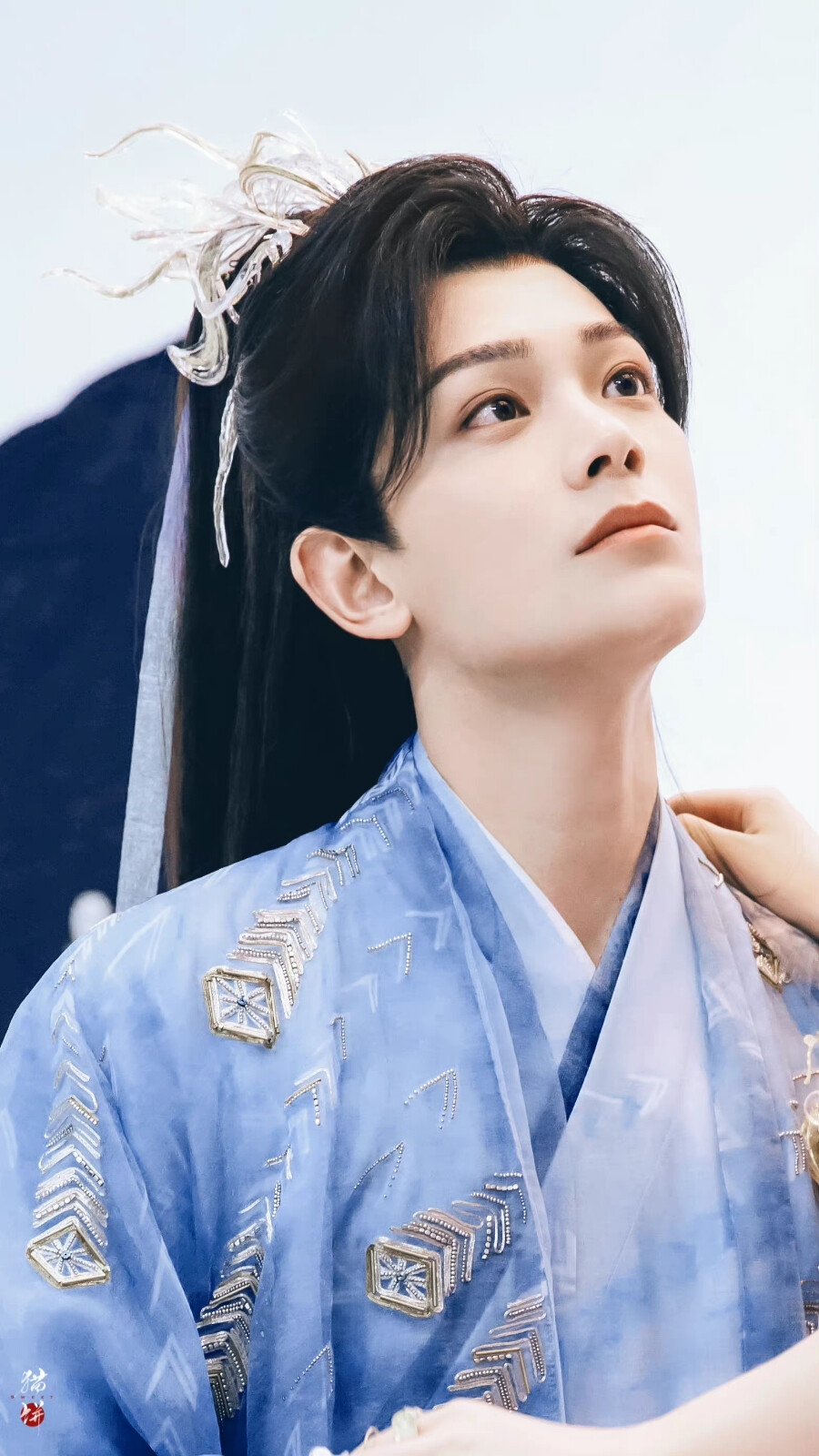 丁禹兮的古装束发造型真的太太太太帅啦！！银冠蓝衣让人疯狂心动！这扮相是我可以反复回味亿遍的程度！帅哥就要古装！
cr@Sweet猫饼