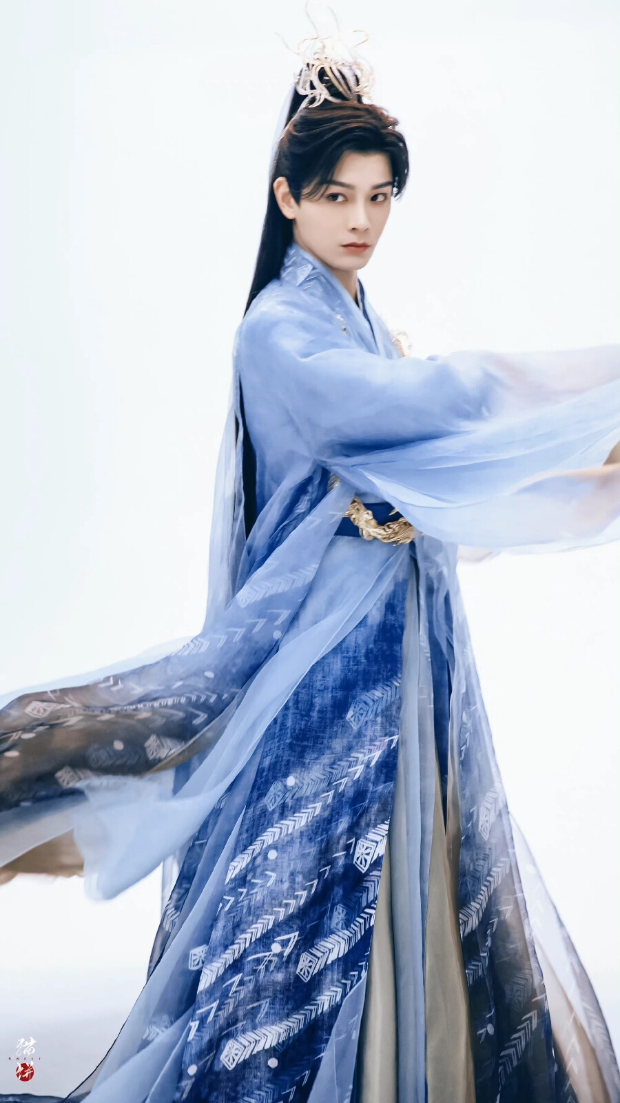丁禹兮的古装束发造型真的太太太太帅啦！！银冠蓝衣让人疯狂心动！这扮相是我可以反复回味亿遍的程度！帅哥就要古装！
cr@Sweet猫饼