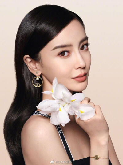 【侵权删】这里是Angelababy（杨颖）的美图啦~可甜可盐可飒你值得拥有哦！
我在豆蔻年华遇见你，想要陪你好多好多年。（图源很广，带水印，只是个人集baby美图）