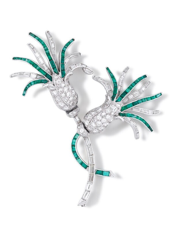 祖母绿和钻石胸针
由两朵镶嵌在一起的祖母绿和钻石花组成，尺寸为70 x 50 mm，由Lacloche签名，，毛重29.30 g，约1940年。