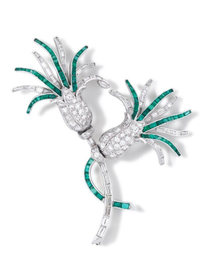 祖母绿和钻石胸针
由两朵镶嵌在一起的祖母绿和钻石花组成，尺寸为70 x 50 mm，由Lacloche签名，，毛重29.30 g，约1940年。