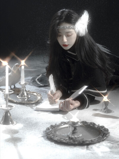 来魔法世界看一场雪吧
裙子：Unideer悠尼蒂鹿
图源:锦书r