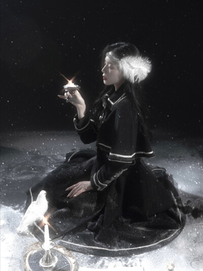 来魔法世界看一场雪吧
裙子：Unideer悠尼蒂鹿
图源:锦书r