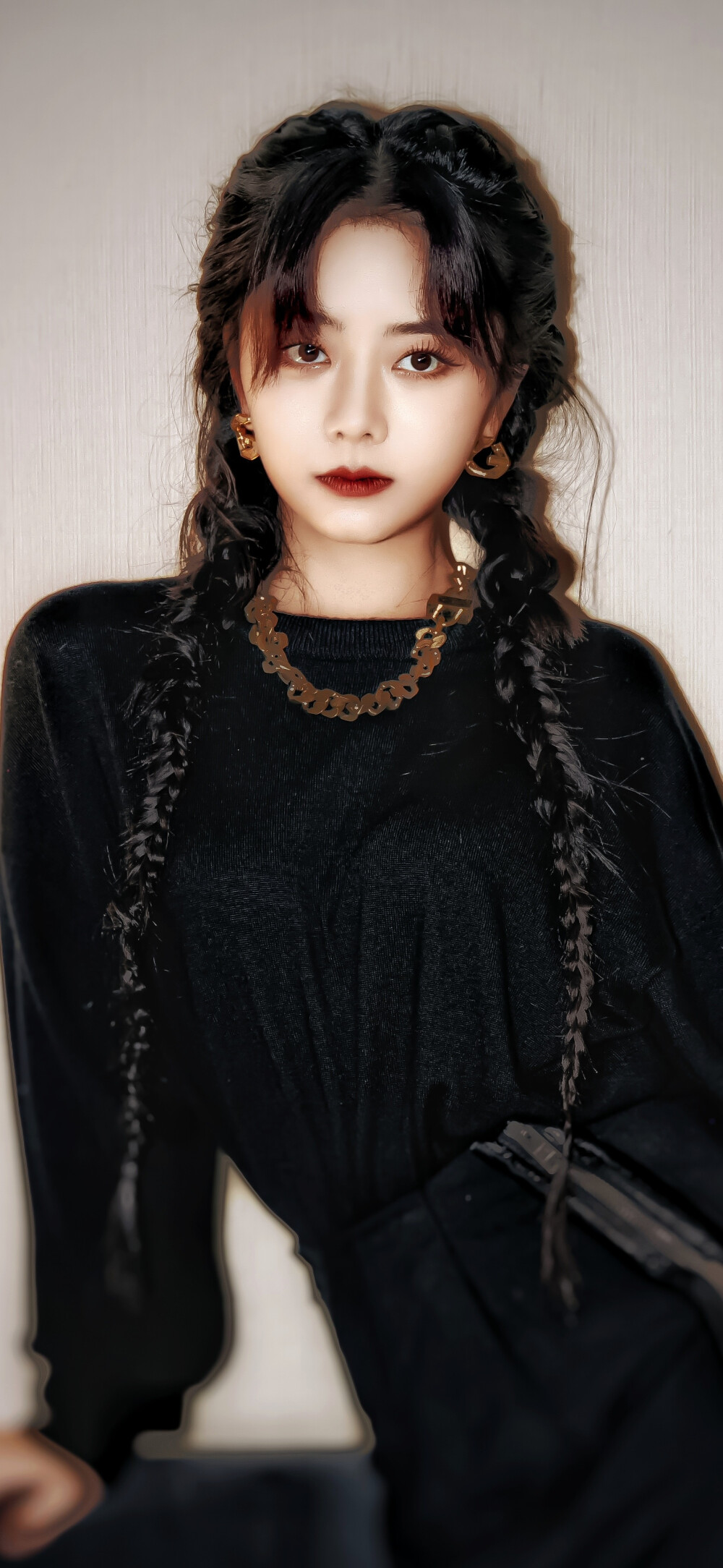 〈 谭松韵 · 暗夜狩猎者
———————————————————
│“罪恶潜伏在各个角落”
“我闻到了黑魔法的味道”
——薇恩