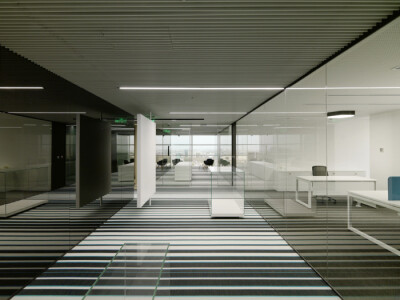 欢迎区设有定制展示，展示与公司历史相关的企业图形，并提供接待区、等候室、陈列室和客户会议室，营造愉快、信息丰富且引人入胜的环境。位于中心的村庄将其上下文方法转化为功能布局，充当信息十字路口和交流区。各…