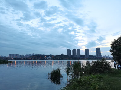 «凌晨五点的湘江»