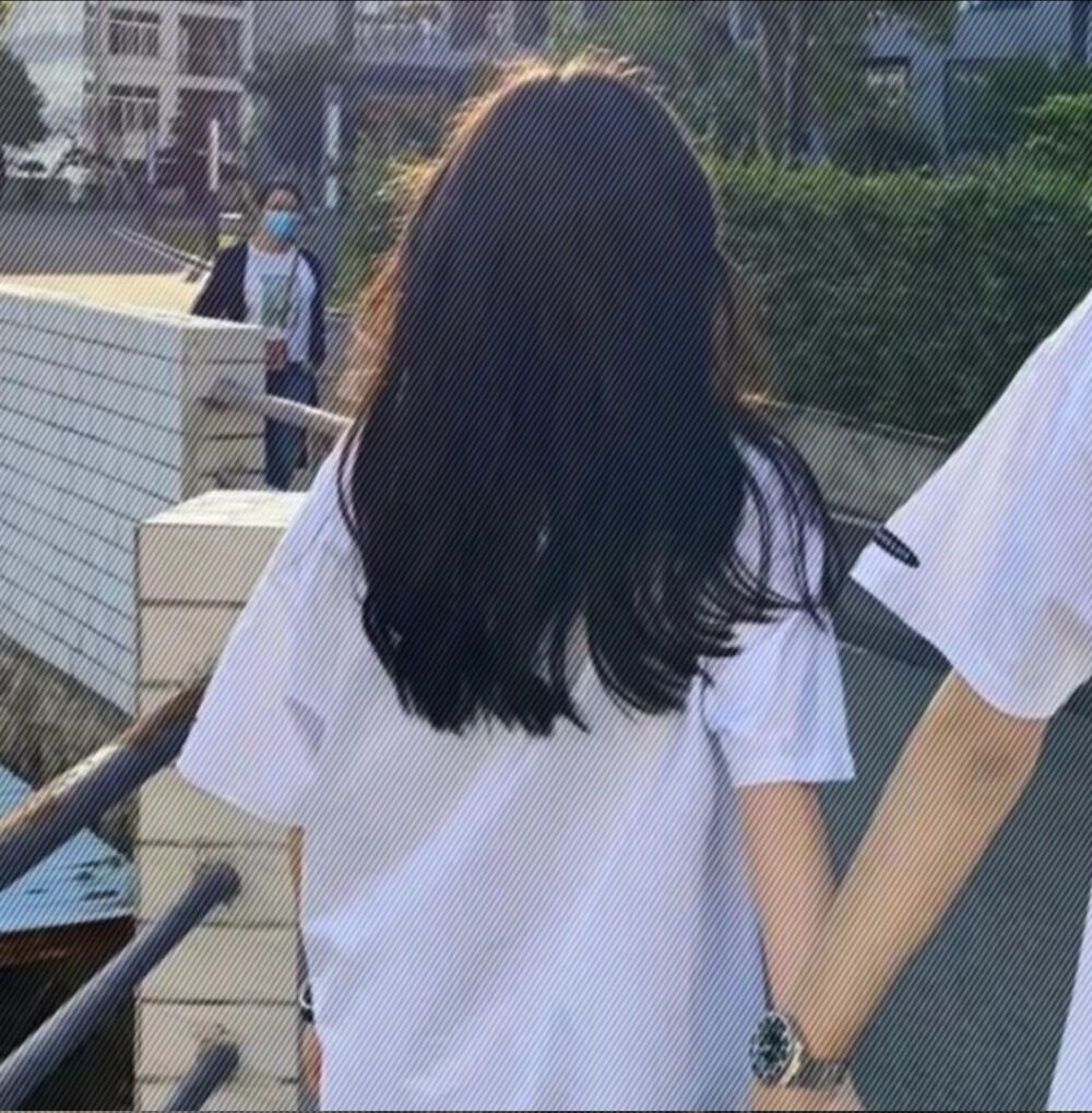 我以前也在想到底什么样的女孩子才能在感情里拔得头筹如鱼得水要变多漂亮才不会为爱掉眼泪可当我看到真的有男生愿意花费心思我才知道不被爱什么都是徒劳只有情不情愿漂亮什么的只是表面. .