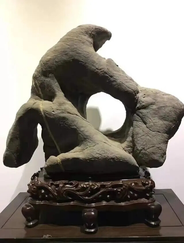 题名：悟心
规格：98×96×32cm
石种：灵璧石
产地：安徽省灵壁县
藏家：王军