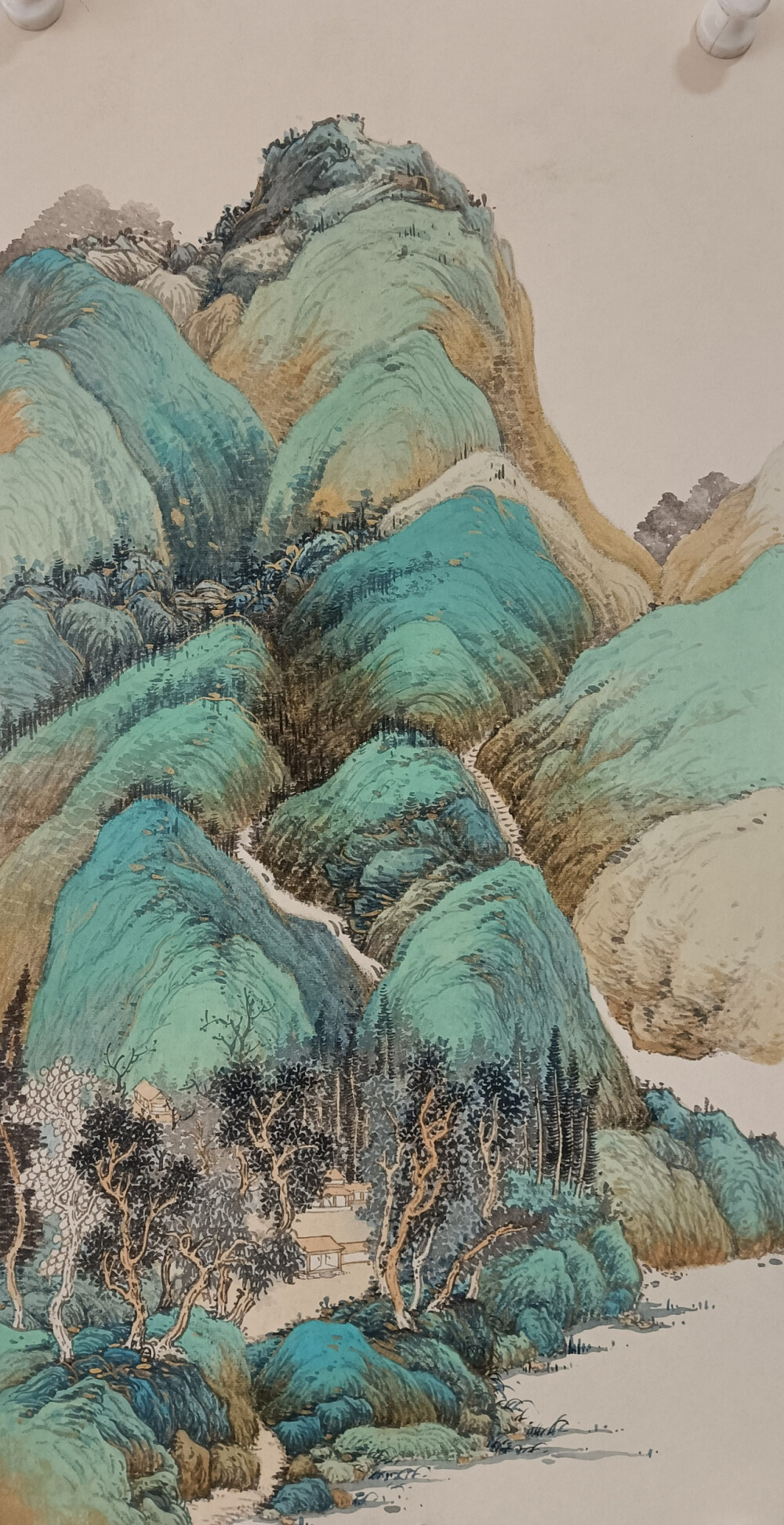 春山烟云连绵人欣欣，
夏山喜木繁阴人坦坦，
秋山明净遥落人肃肃，
冬山昏霾翳塞人寂寂。