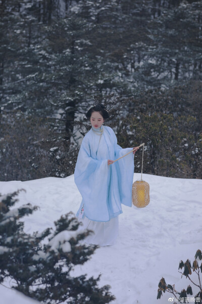 ￼汉民族传统服饰超话
季春三月，丰隆乃出，以将其雨。至秋三月，地气不藏，乃收其杀，百虫蛰伏，静居闭户，青女乃出，以降霜雪。
——《淮南子•天文训》
终于去雪…