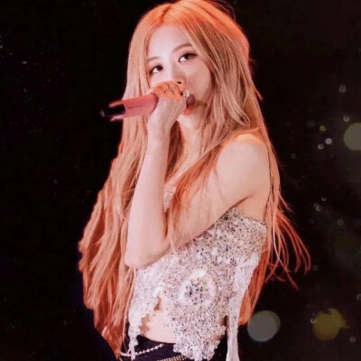 今天是Rosé罗捷女士啊
美我一脸 果然玫瑰不会凋零呢～
┅┅ ┅ ┅
♡大家喜欢的话娜一可以再发