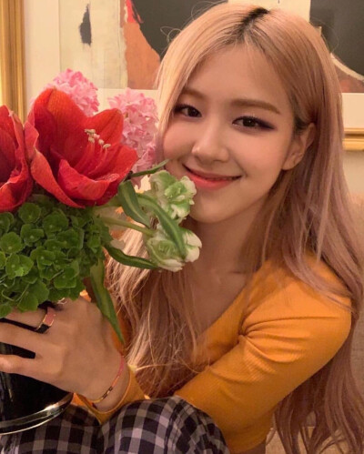 今天是Rosé罗捷女士啊
美我一脸 果然玫瑰不会凋零呢～
┅┅ ┅ ┅
♡大家喜欢的话娜一可以再发