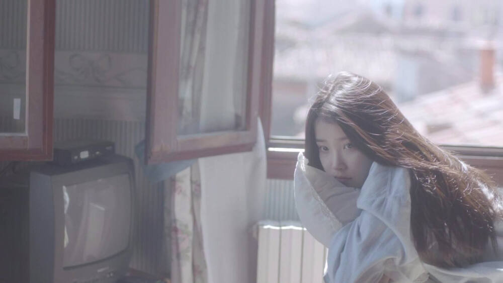 “喜欢花 喜欢海 喜欢日出和日落 浪漫的年纪别活的太无趣”