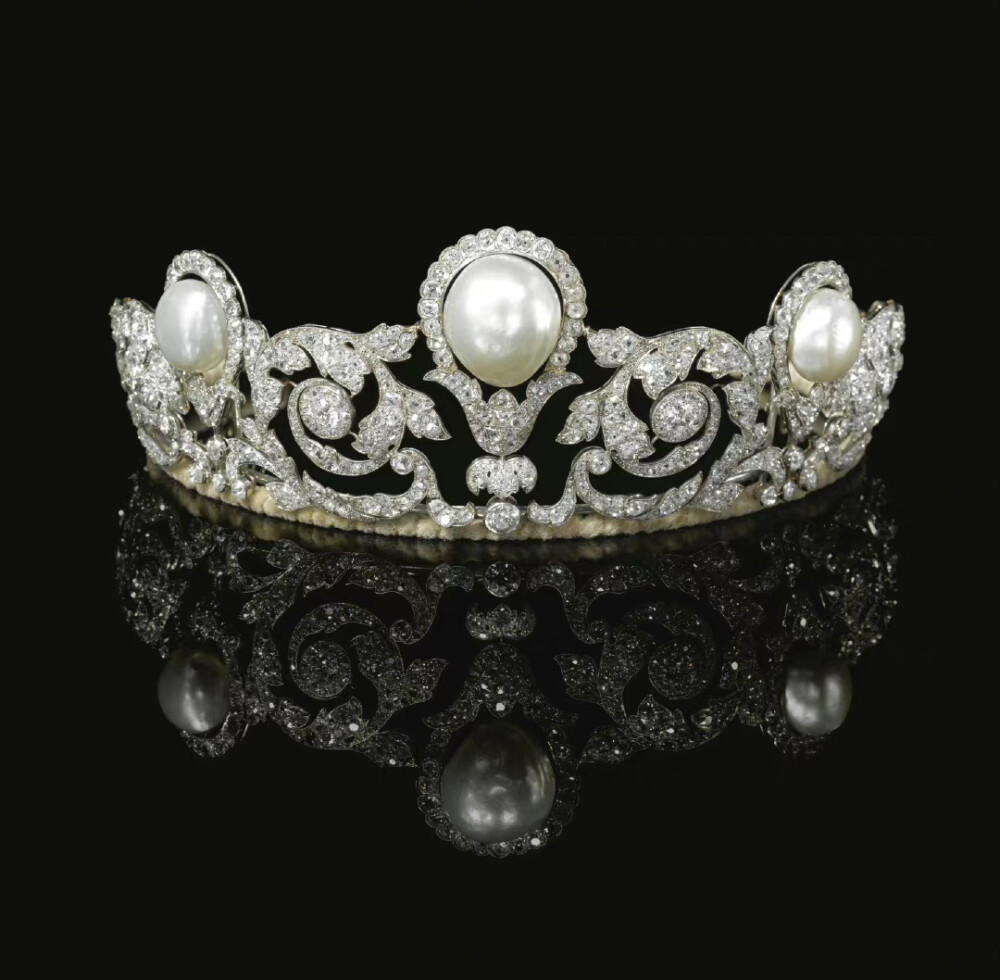 法国穆拉特亲王家族的珍珠钻石王冠,由珠宝商chuamet制作,玫瑰切的