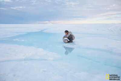 可饮海水
随着时间的推移，海冰里的盐会沉入大洋深处，留下新鲜的可饮用的水在上面。这张照片摄于2019年9月号，一名因纽特女孩将茶壶装满水，准备带回加拿大北部的家庭狩猎基地。摄影：Acacia Johnson。