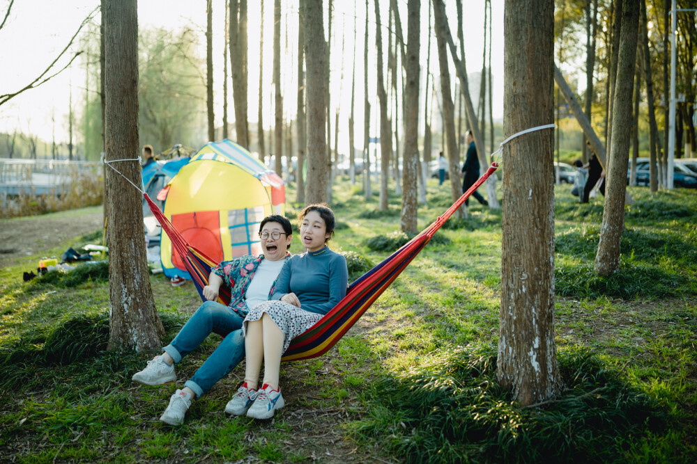 不精致，却满足
摄影：洪小漩
出镜：家人朋友
梅梅临时起意，问我要不要去露营。
我欣然接受。
如果我能提前预估当天的精彩程度，我或许会再思考一下……自己答应得是不是太快了。
当天，兵分两路出发，目的地一再调整，最后选在了下沙江边。
我和阿科沿着钱塘江驱车好几轮，才确定目的地，并见缝插针泊好车。
待到梅梅一行姗姗来迟时，我们已经生起火美滋滋地吃了一会儿了。
紧接着，发生了一系列哭笑不得的小事，阿科意外受伤还直接去了下沙邵逸夫……
等到梅梅和阿科归位，我已经和邹老师吃饱了。
而彼时，露营车上的帐篷、天幕、蛋卷桌、卡式炉，仿佛被人遗忘一般，静静呆着。
梅梅说，露营开心么。我说