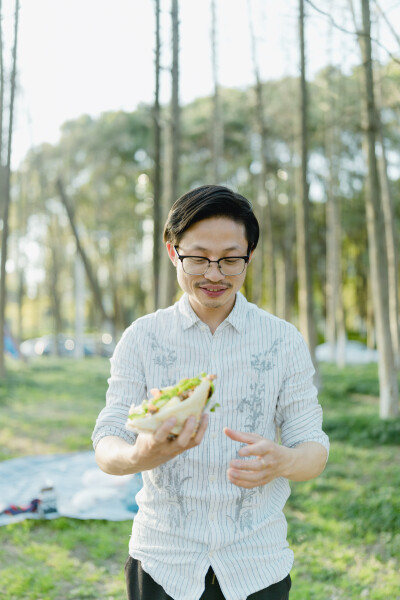 不精致，却满足
摄影：洪小漩
出镜：家人朋友
梅梅临时起意，问我要不要去露营。
我欣然接受。
如果我能提前预估当天的精彩程度，我或许会再思考一下……自己答应得是不是太快了。
当天，兵分两路出发，目的地…