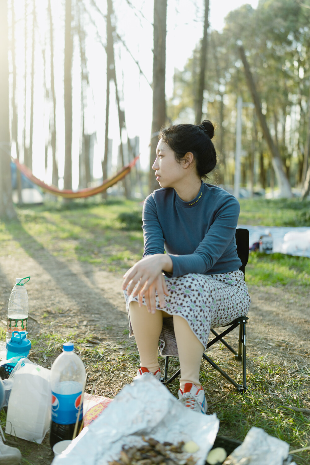 不精致，却满足
摄影：洪小漩
出镜：家人朋友
梅梅临时起意，问我要不要去露营。
我欣然接受。
如果我能提前预估当天的精彩程度，我或许会再思考一下……自己答应得是不是太快了。
当天，兵分两路出发，目的地一再调整，最后选在了下沙江边。
我和阿科沿着钱塘江驱车好几轮，才确定目的地，并见缝插针泊好车。
待到梅梅一行姗姗来迟时，我们已经生起火美滋滋地吃了一会儿了。
紧接着，发生了一系列哭笑不得的小事，阿科意外受伤还直接去了下沙邵逸夫……
等到梅梅和阿科归位，我已经和邹老师吃饱了。
而彼时，露营车上的帐篷、天幕、蛋卷桌、卡式炉，仿佛被人遗忘一般，静静呆着。
梅梅说，露营开心么。我说